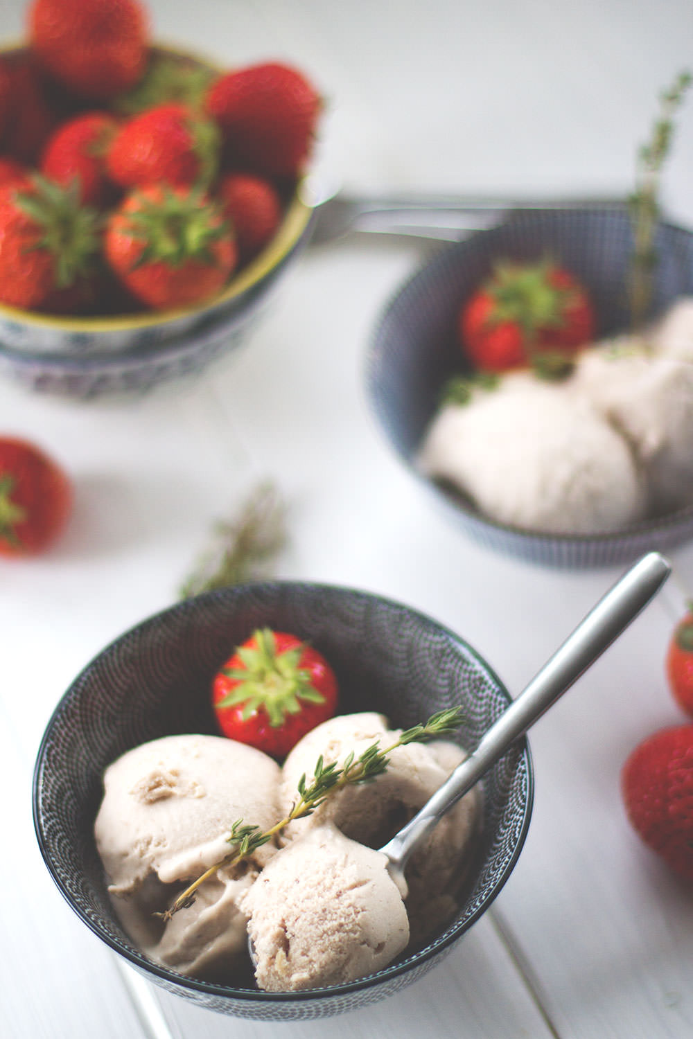 Rezept für cremiges Erdbeer-Balsamico-Eis aus ofengerösteten Erdbeeren