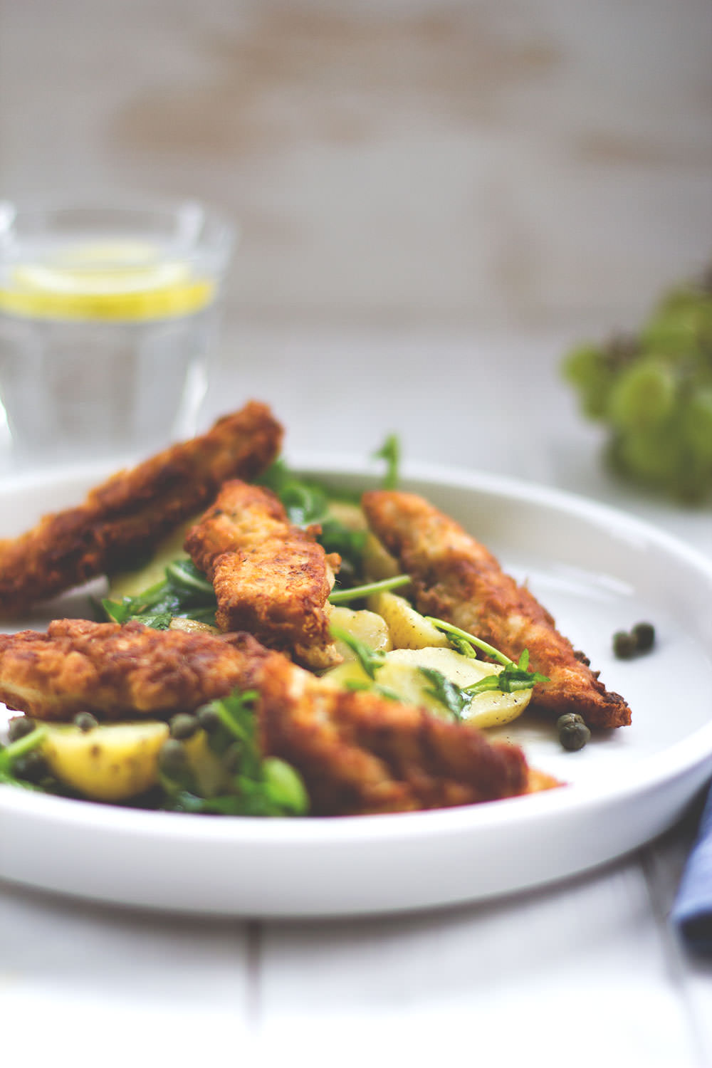 Rezept für Kartoffel-Rucola-Salat mit knusprigem Dijon-Hühnchen, Kapern und Trauben-Dressing