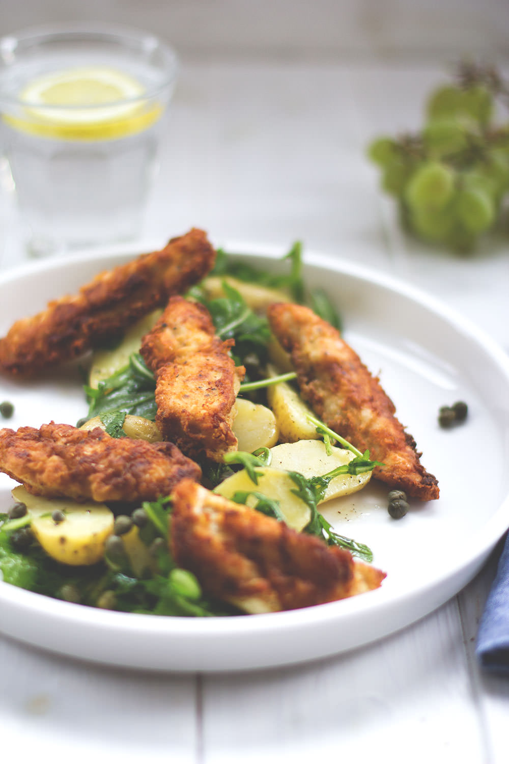 Rezept für Kartoffel-Rucola-Salat mit knusprigem Dijon-Hühnchen, Kapern und Trauben-Dressing