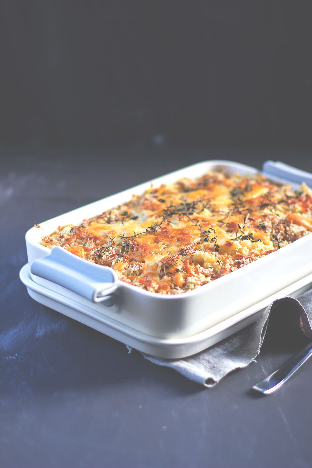 Rezept für Mac and Cheese mit geschmorten Zwiebeln und Bacon-Käse-Kruste von moeyskitchen