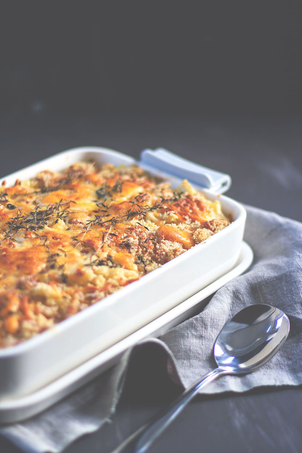 Rezept für Mac and Cheese mit geschmorten Zwiebeln und Bacon-Käse-Kruste von moeyskitchen