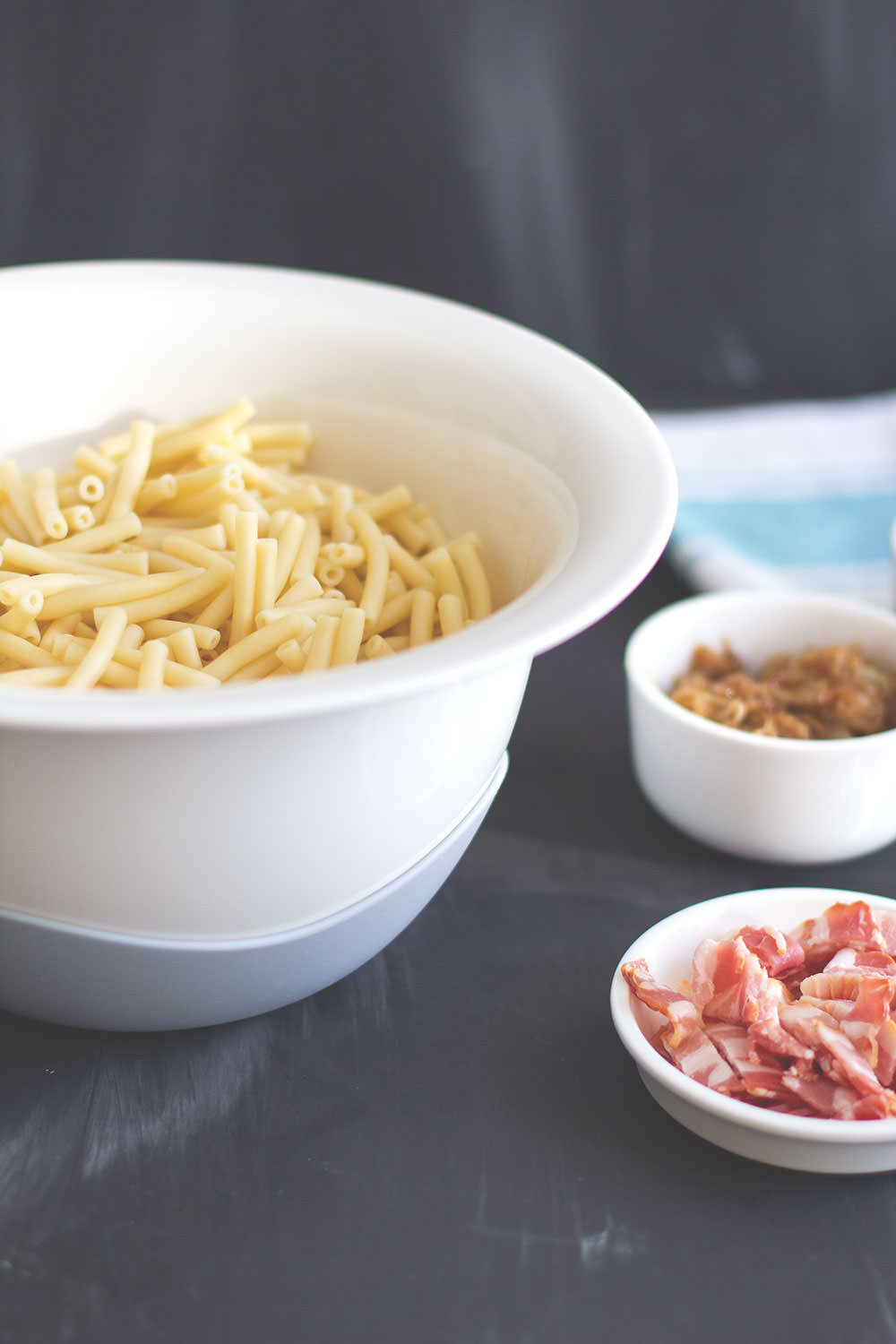 Rezept für Mac and Cheese mit geschmorten Zwiebeln und Bacon-Käse-Kruste von moeyskitchen