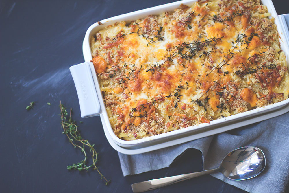 Rezept für Mac and Cheese mit geschmorten Zwiebeln und Bacon-Käse-Kruste von moeyskitchen