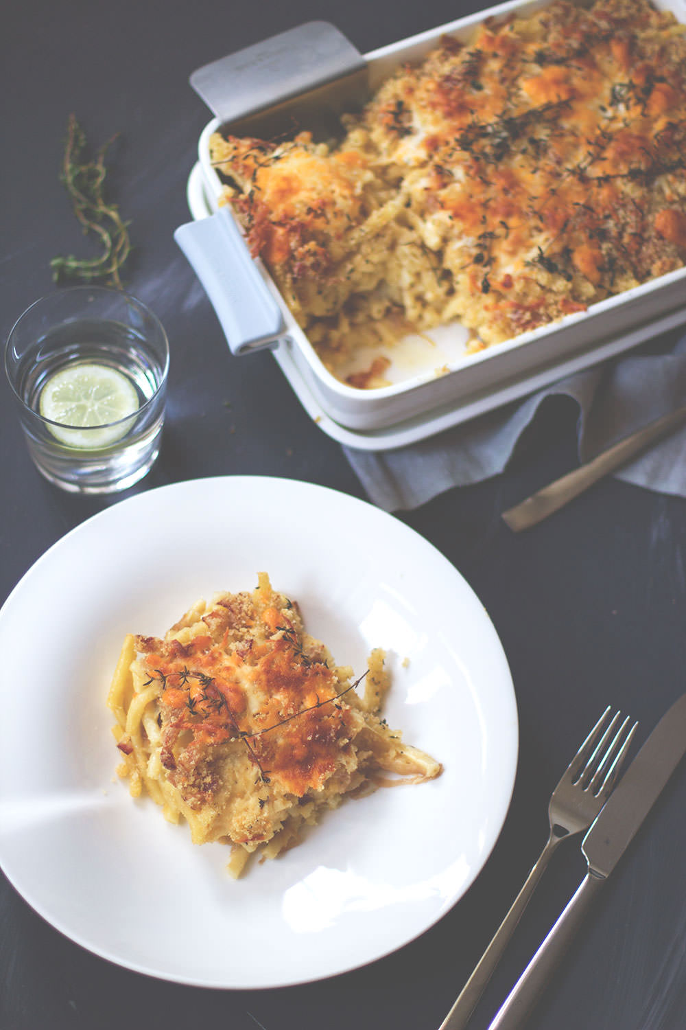 Rezept für Mac and Cheese mit geschmorten Zwiebeln und Bacon-Käse-Kruste von moeyskitchen