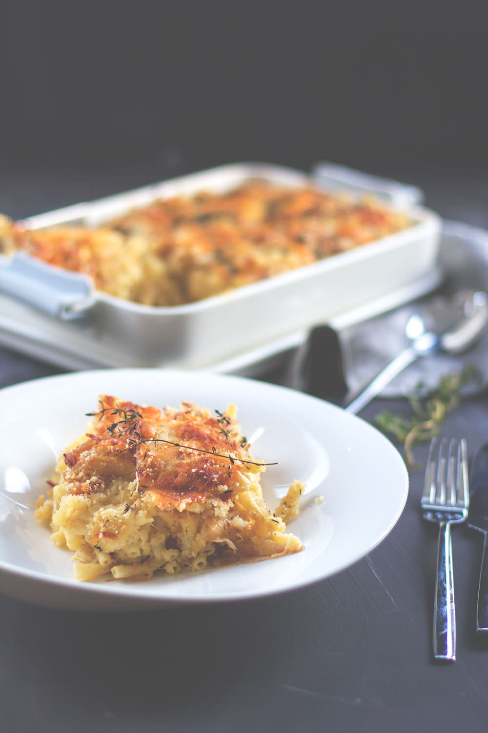 Rezept für Mac and Cheese mit geschmorten Zwiebeln und Bacon-Käse-Kruste von moeyskitchen