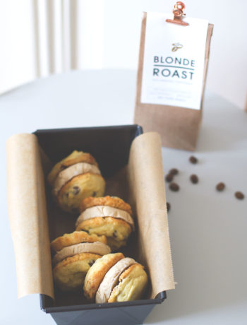 Rezept für Coffee Ice Cream Cookie Sandwiches mit Kaffee-Eis aus dem Tchibo Blonde Roast | moeyskitchen.com