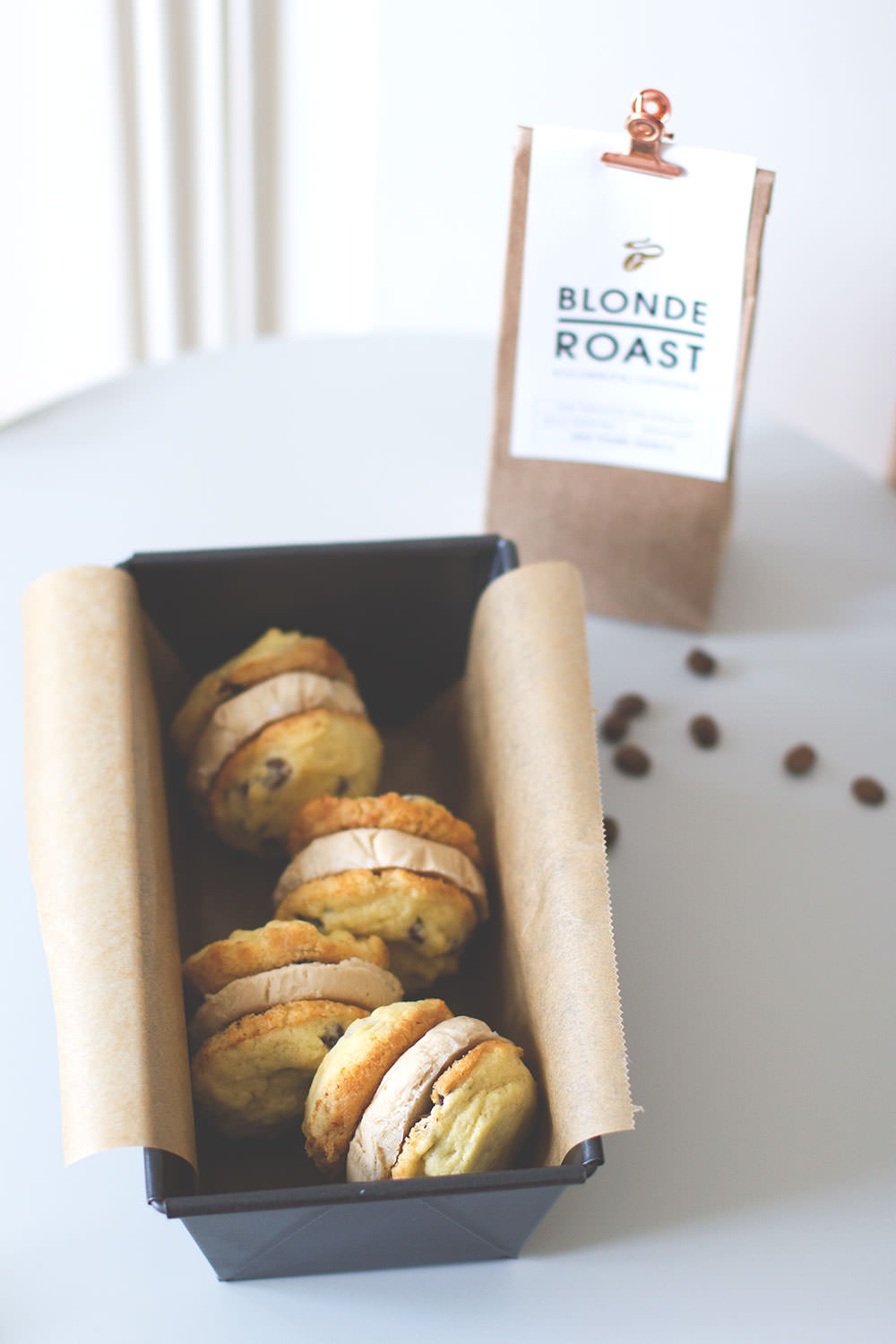 Rezept für Coffee Ice Cream Cookie Sandwiches mit Kaffee-Eis aus dem Tchibo Blonde Roast | moeyskitchen.com