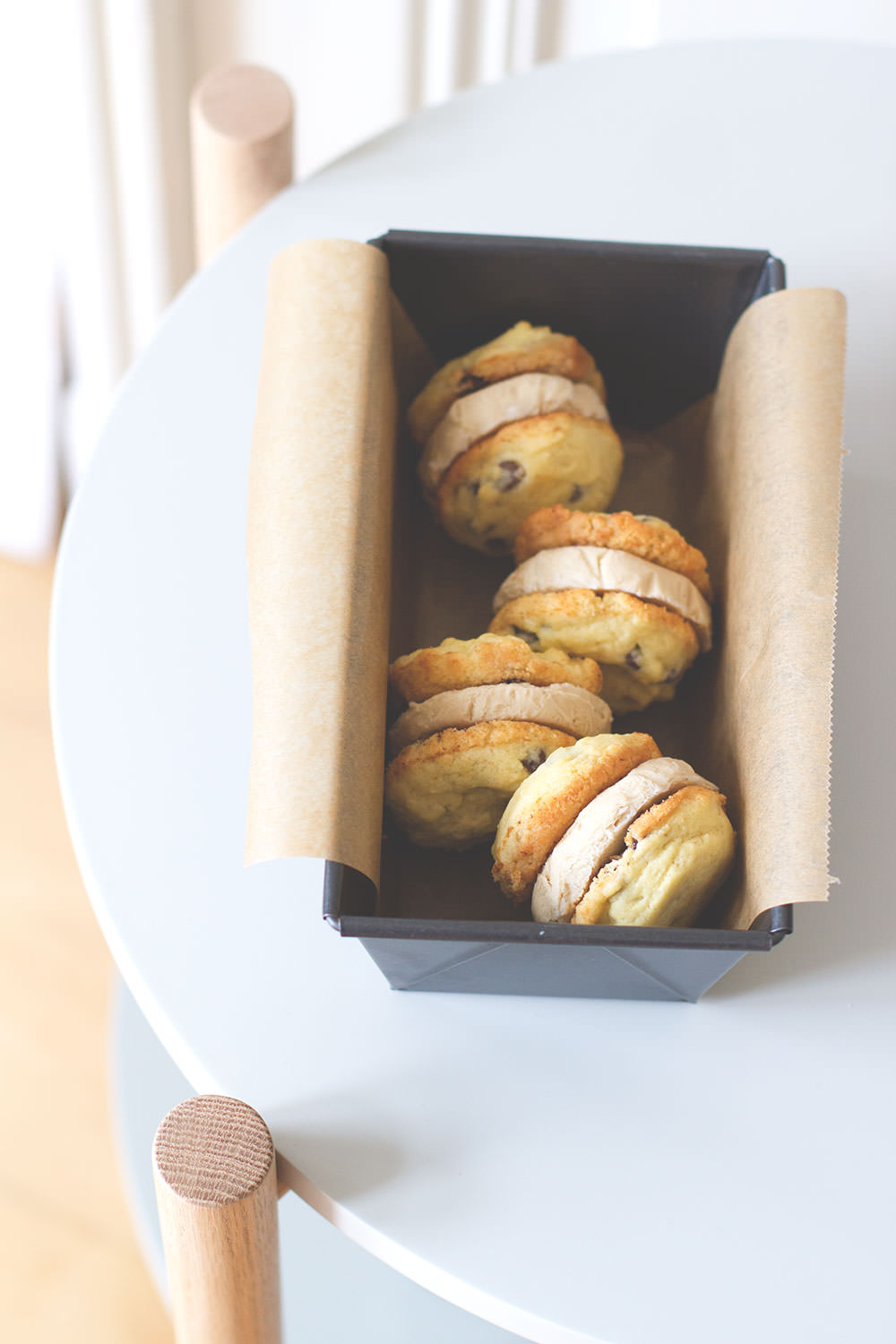 Rezept für Coffee Ice Cream Cookie Sandwiches mit Kaffee-Eis aus dem Tchibo Blonde Roast | moeyskitchen.com