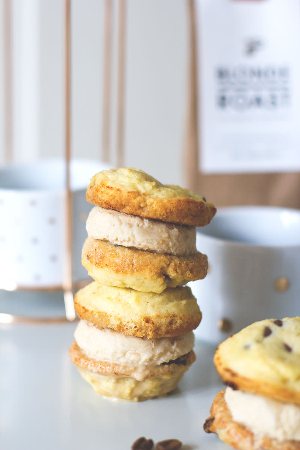 Rezept für Coffee Ice Cream Cookie Sandwiches mit Kaffee-Eis aus dem Tchibo Blonde Roast | moeyskitchen.com