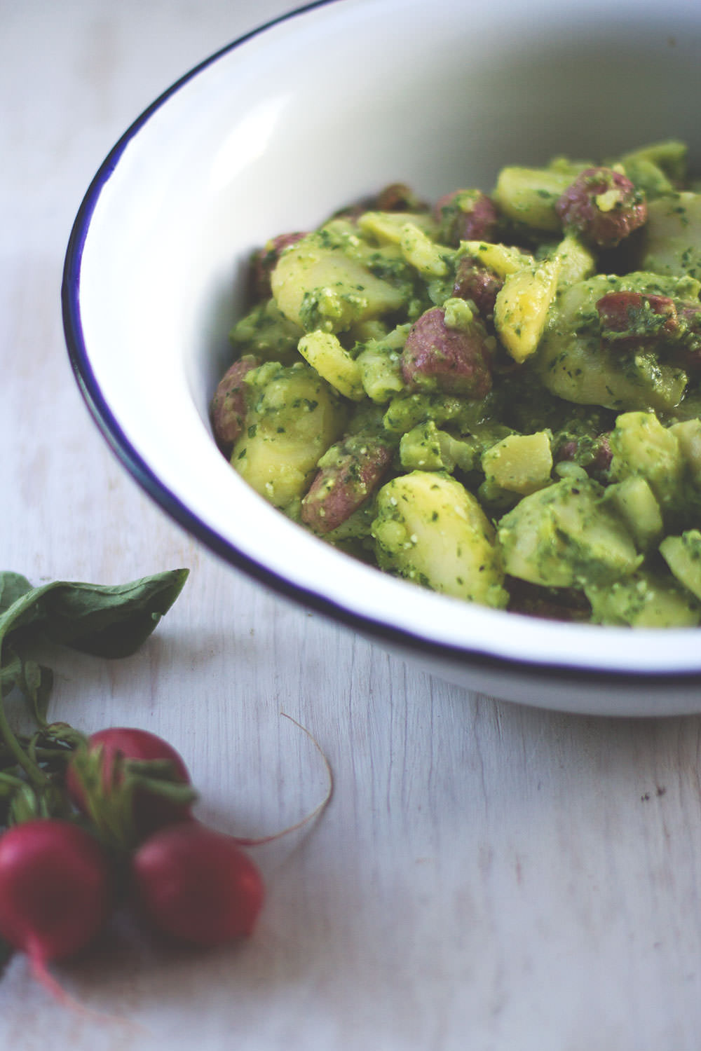Rezept für Kartoffelsalat aus neuen Kartoffeln mit gebackenen Radieschen und Radieschengrün-Pesto | moeyskitchen.com