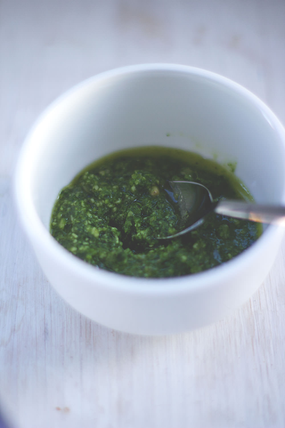 Rezept für Kartoffelsalat aus neuen Kartoffeln mit gebackenen Radieschen und Radieschengrün-Pesto | moeyskitchen.com