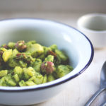 Rezept für Kartoffelsalat aus neuen Kartoffeln mit gebackenen Radieschen und Radieschengrün-Pesto | moeyskitchen.com