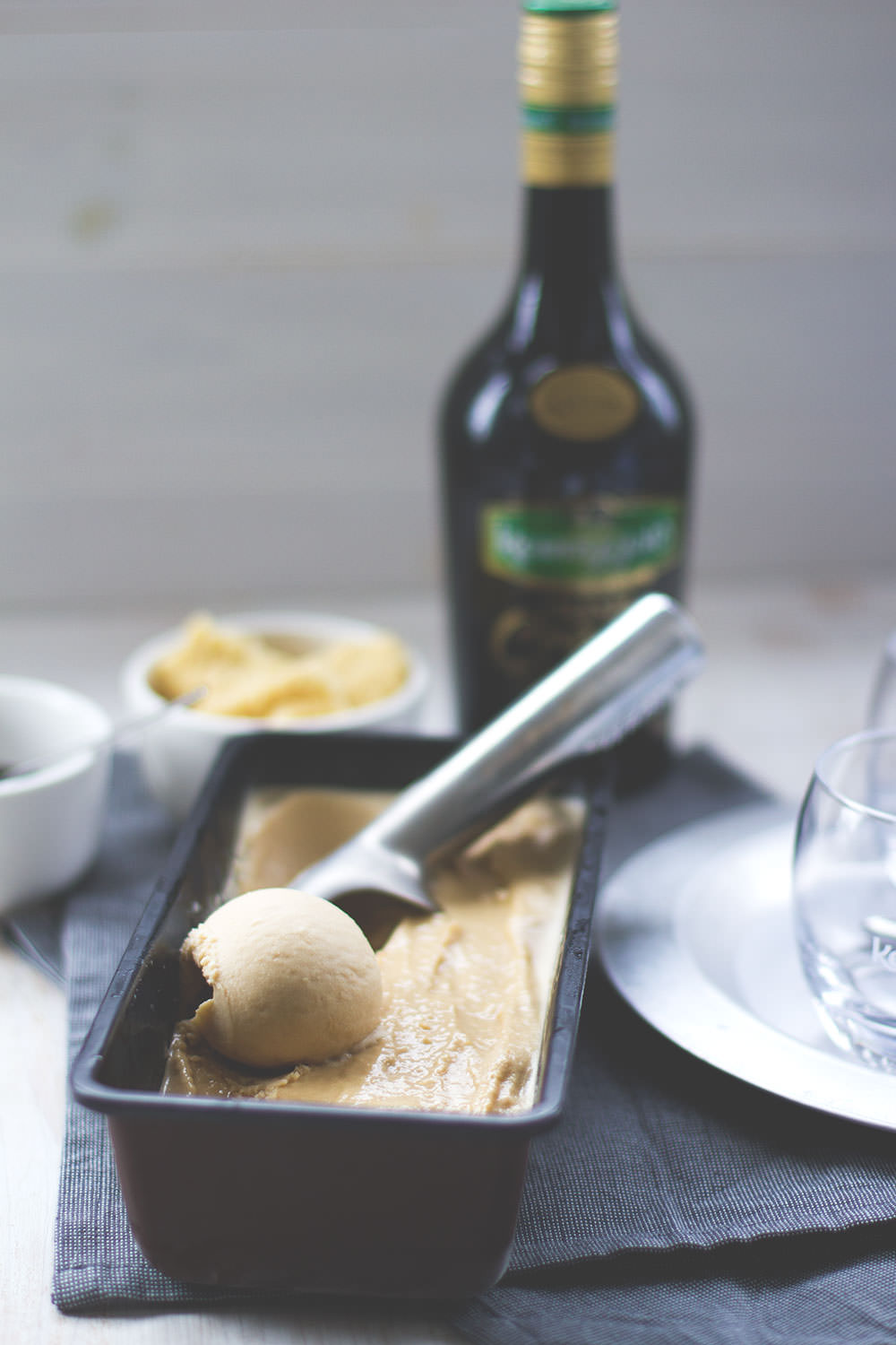 Rezept für Kerrygold Irish Cream Liqueur Eis mit Shortbread-Bröseln und Schokoladen-Fudge | moeyskitchen.com