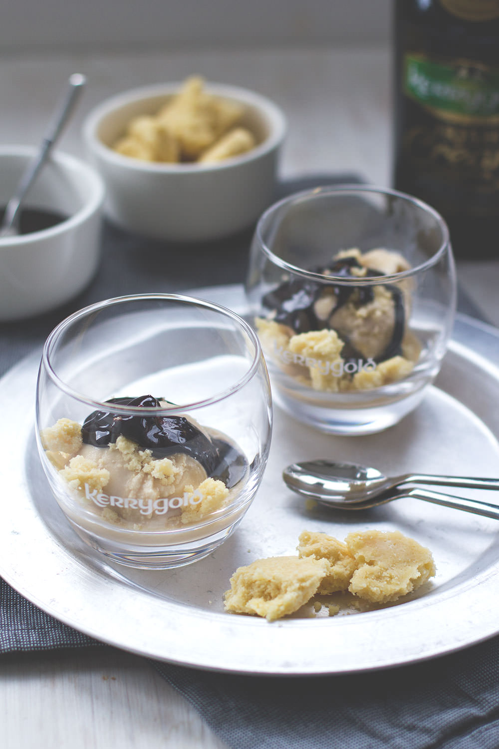 Rezept für Kerrygold Irish Cream Liqueur Eis mit Shortbread-Bröseln und Schokoladen-Fudge | moeyskitchen.com
