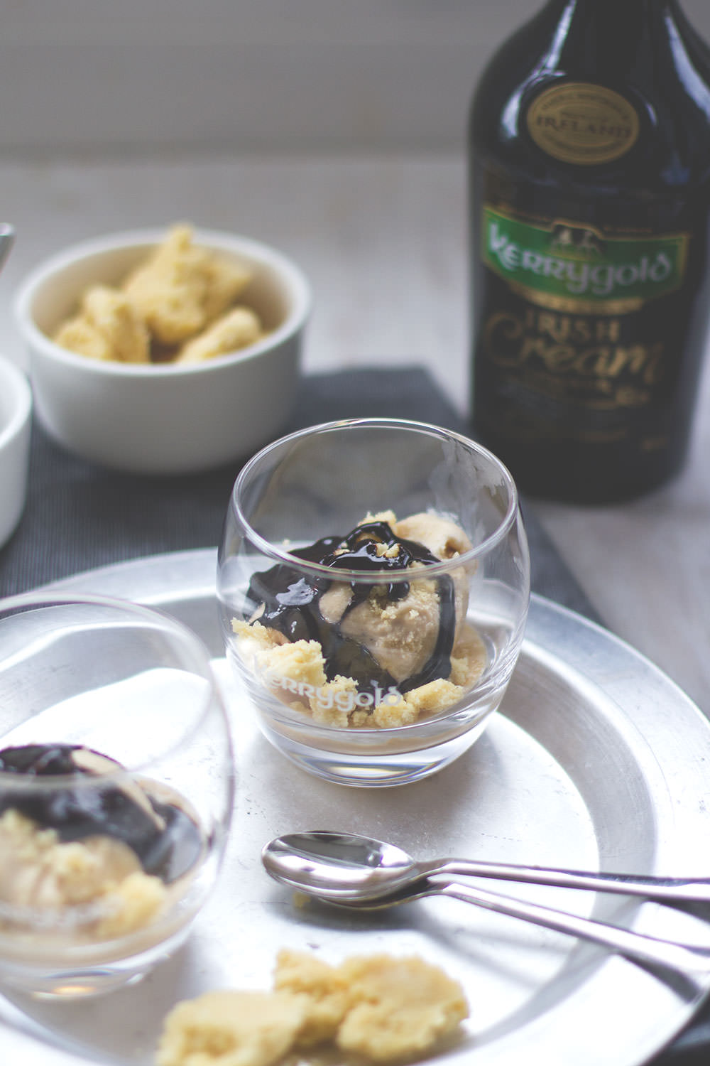 Rezept für Kerrygold Irish Cream Liqueur Eis mit Shortbread-Bröseln und Schokoladen-Fudge | moeyskitchen.com