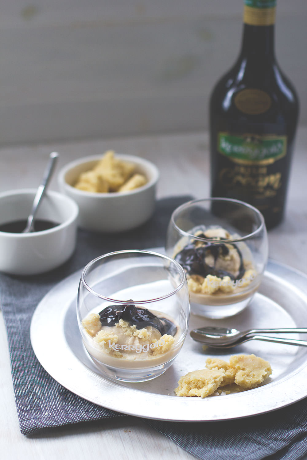 Rezept für Kerrygold Irish Cream Liqueur Eis mit Shortbread-Bröseln und Schokoladen-Fudge | moeyskitchen.com