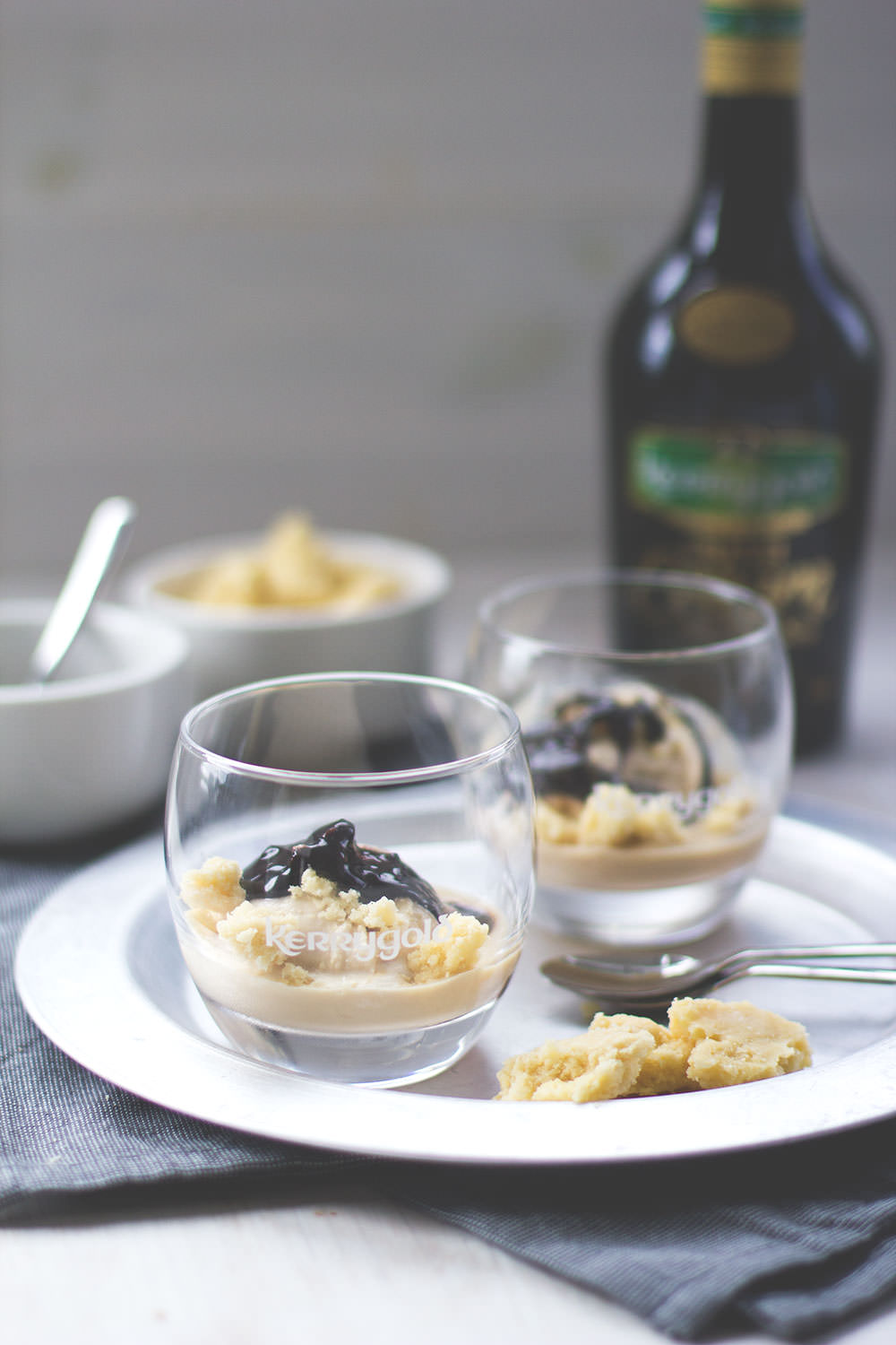 Rezept für Kerrygold Irish Cream Liqueur Eis mit Shortbread-Bröseln und Schokoladen-Fudge | moeyskitchen.com