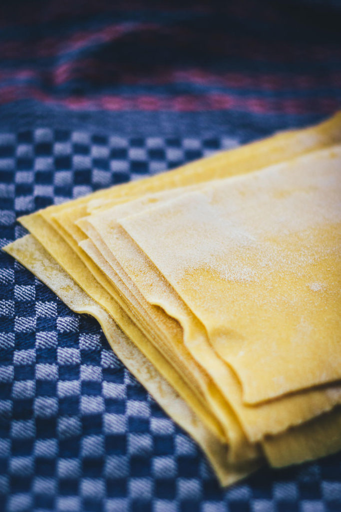 Selbst gemachte Lasagne al forno – der italienische Klassiker für geniale Pasta! Frische Lasagneplatten, würzige Hackfleischsauce in Form eines Ragú alla bolognese, dazu eine fein abgeschmeckte Béchamelsauce. Überbacken mit Mozzarella und Butterflöckchen. Das ist Soulfood vom Feinsten! | moeyskitchen.com