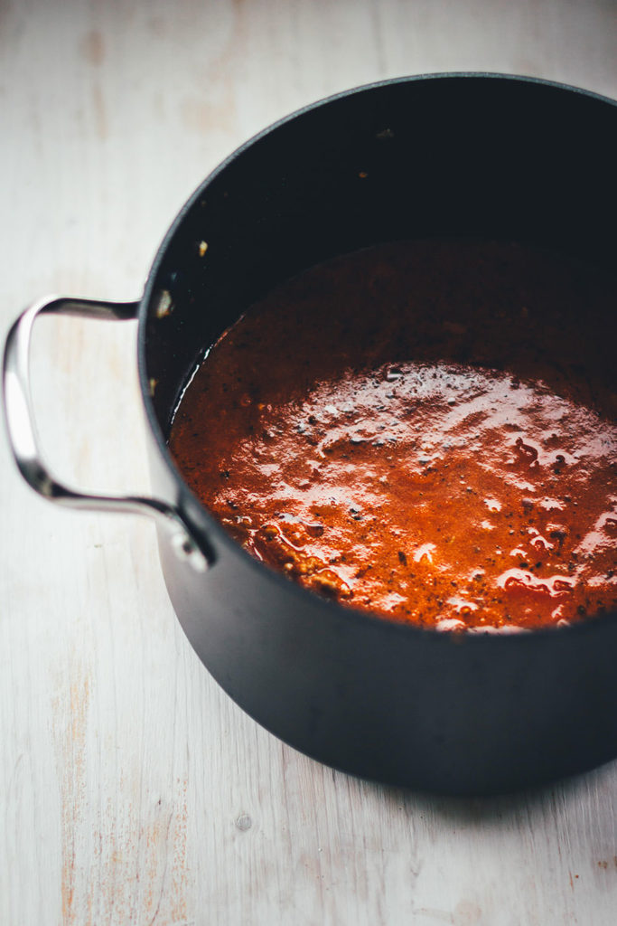 Selbst gemachte Lasagne al forno – der italienische Klassiker für geniale Pasta! Frische Lasagneplatten, würzige Hackfleischsauce in Form eines Ragú alla bolognese, dazu eine fein abgeschmeckte Béchamelsauce. Überbacken mit Mozzarella und Butterflöckchen. Das ist Soulfood vom Feinsten! | moeyskitchen.com