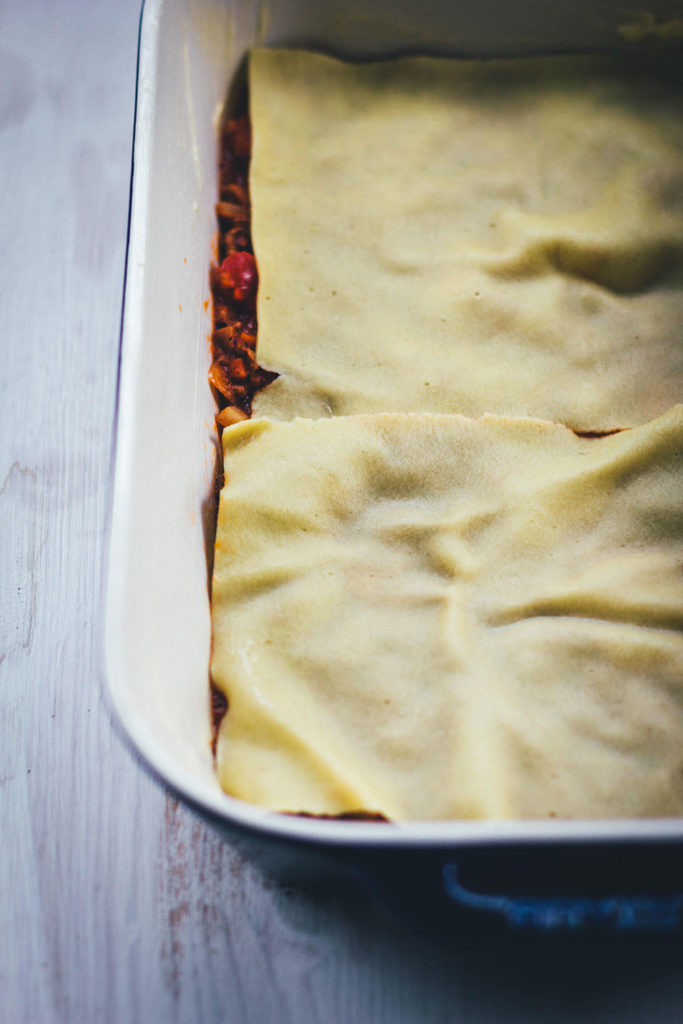 Selbst gemachte Lasagne al forno – der italienische Klassiker für geniale Pasta! Frische Lasagneplatten, würzige Hackfleischsauce in Form eines Ragú alla bolognese, dazu eine fein abgeschmeckte Béchamelsauce. Überbacken mit Mozzarella und Butterflöckchen. Das ist Soulfood vom Feinsten! | moeyskitchen.com