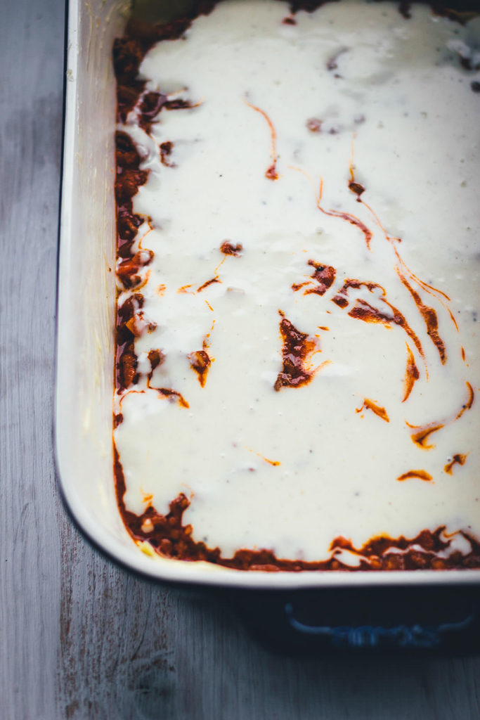 Selbst gemachte Lasagne al forno – der italienische Klassiker für geniale Pasta! Frische Lasagneplatten, würzige Hackfleischsauce in Form eines Ragú alla bolognese, dazu eine fein abgeschmeckte Béchamelsauce. Überbacken mit Mozzarella und Butterflöckchen. Das ist Soulfood vom Feinsten! | moeyskitchen.com