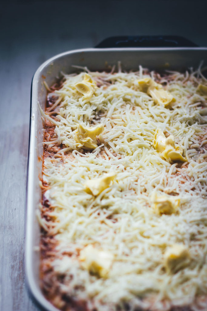 Selbst gemachte Lasagne al forno – der italienische Klassiker für geniale Pasta! Frische Lasagneplatten, würzige Hackfleischsauce in Form eines Ragú alla bolognese, dazu eine fein abgeschmeckte Béchamelsauce. Überbacken mit Mozzarella und Butterflöckchen. Das ist Soulfood vom Feinsten! | moeyskitchen.com
