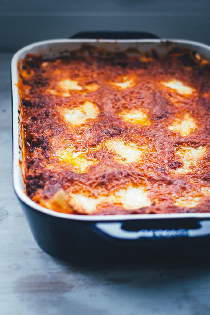 Selbst gemachte Lasagne al forno – der italienische Klassiker für geniale Pasta! Frische Lasagneplatten, würzige Hackfleischsauce in Form eines Ragú alla bolognese, dazu eine fein abgeschmeckte Béchamelsauce. Überbacken mit Mozzarella und Butterflöckchen. Das ist Soulfood vom Feinsten! | moeyskitchen.com