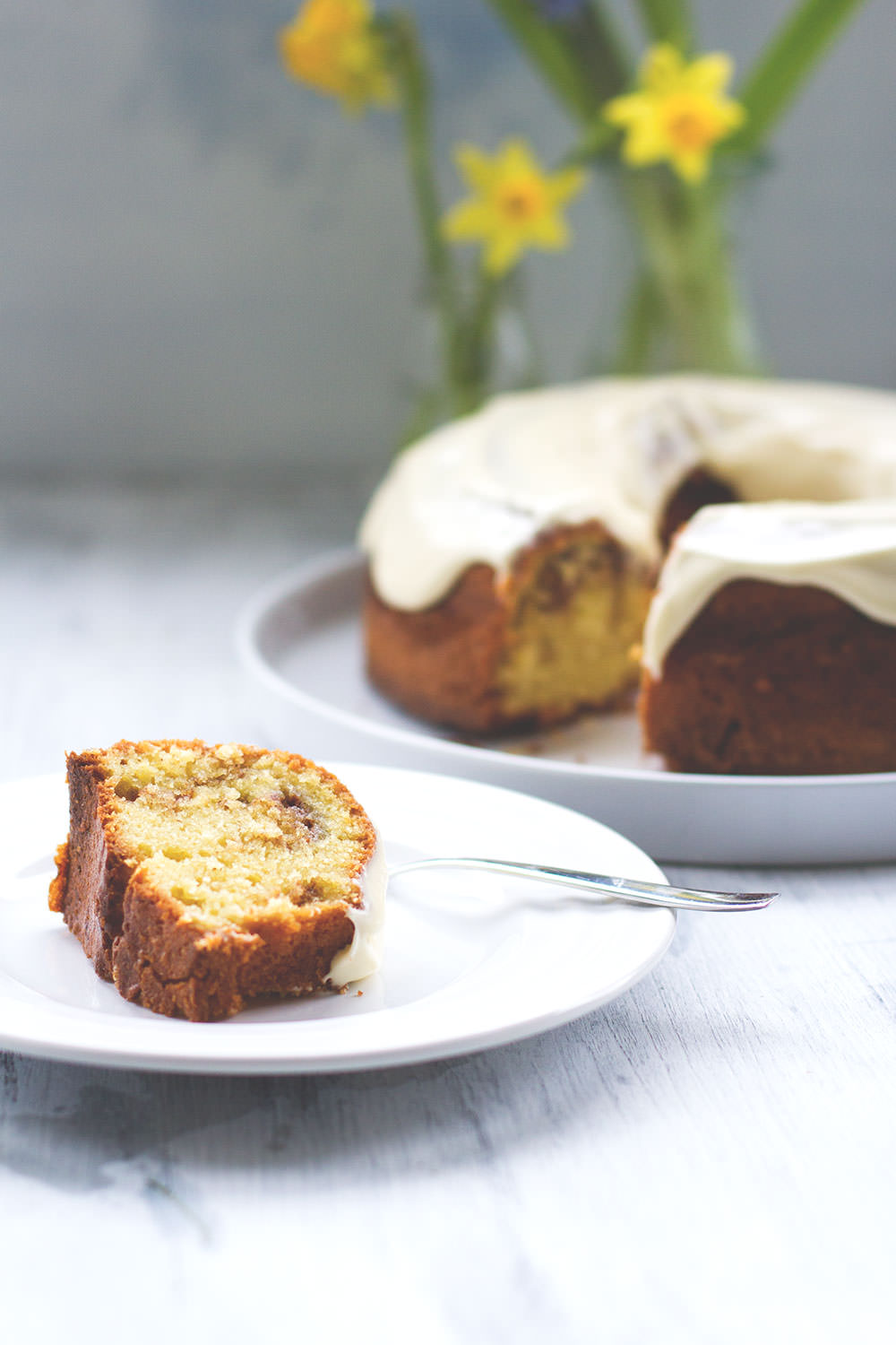 Rezept für schnellen Zimtschnecken-Kuchen mit Zimt-Swirl und Frischkäse-Icing | moeyskitchen.com