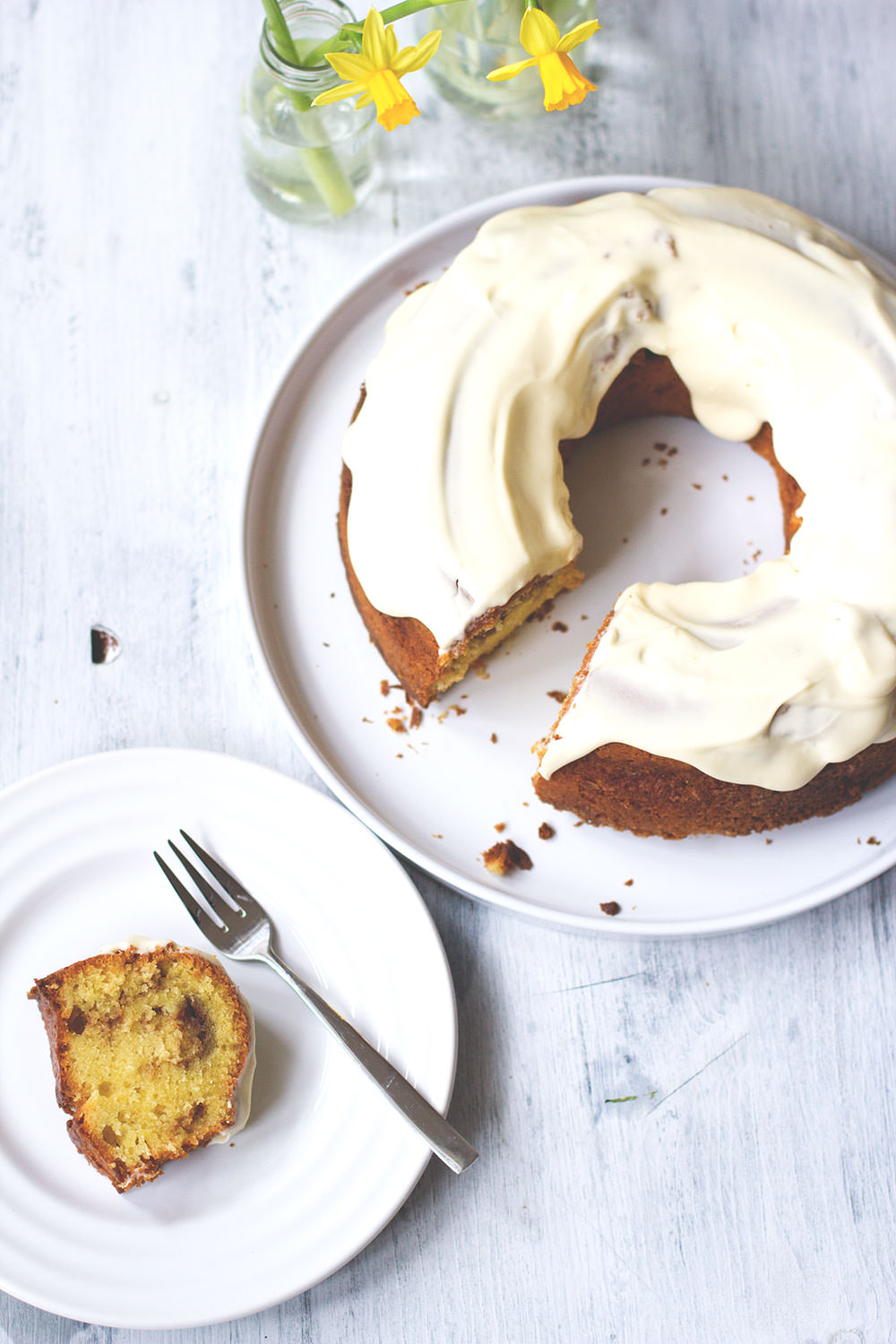 Rezept für schnellen Zimtschnecken-Kuchen mit Zimt-Swirl und Frischkäse-Icing | moeyskitchen.com