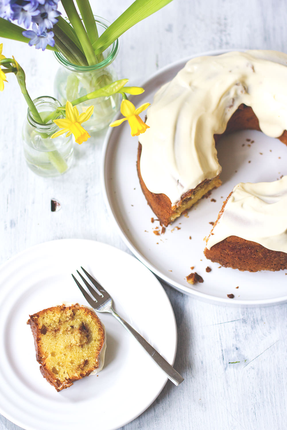 Rezept für schnellen Zimtschnecken-Kuchen mit Zimt-Swirl und Frischkäse-Icing | moeyskitchen.com