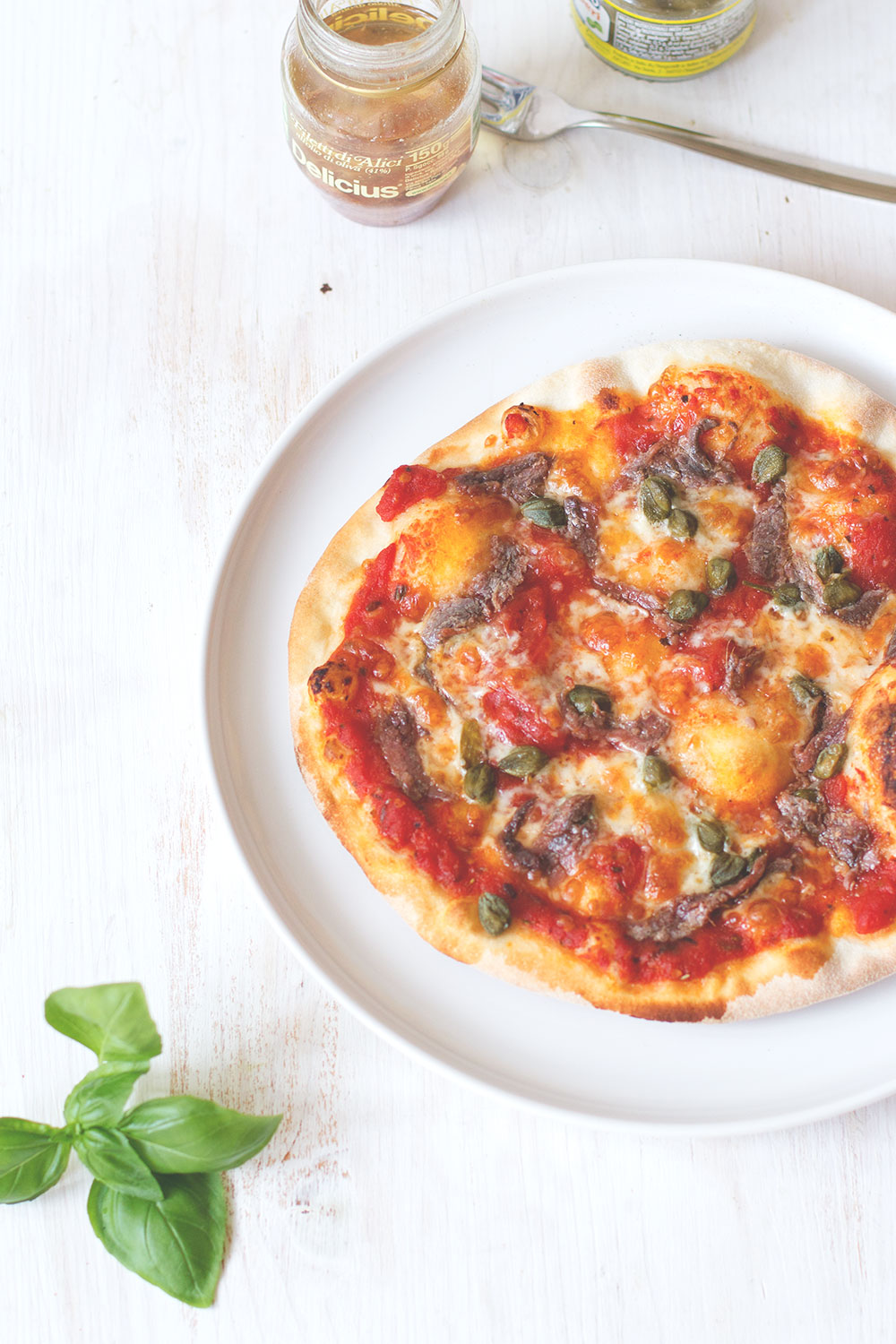 Rezept für Pizza mit Kapern und Sardellen von moeyskitchen.com