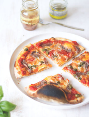 Rezept für Pizza mit Kapern und Sardellen von moeyskitchen.com