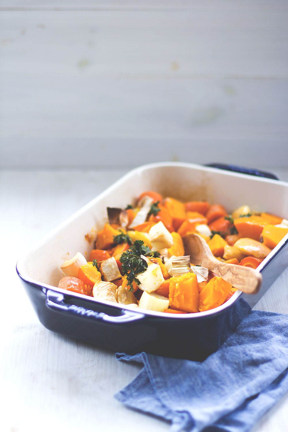 Rezept für cremige Kürbissuppe mit ofengeröstetem Kürbis und Apfel | moeyskitchen.com
