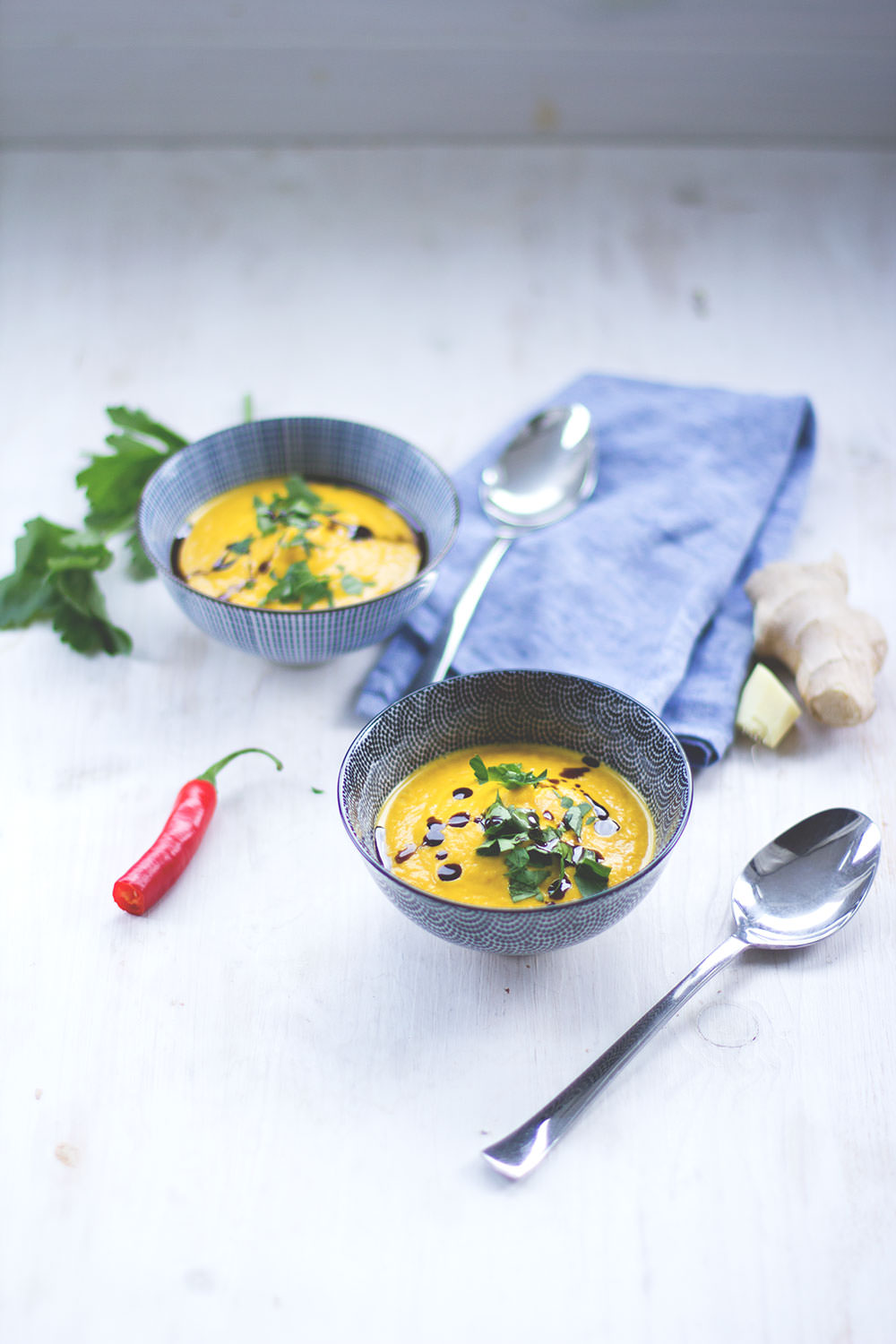 Rezept für cremige Kürbissuppe mit ofengeröstetem Kürbis und Apfel | moeyskitchen.com