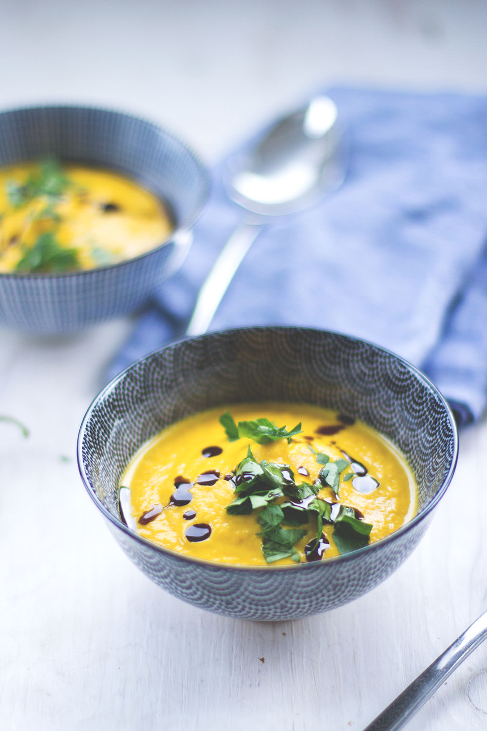 Rezept für cremige Kürbissuppe mit ofengeröstetem Kürbis und Apfel | moeyskitchen.com