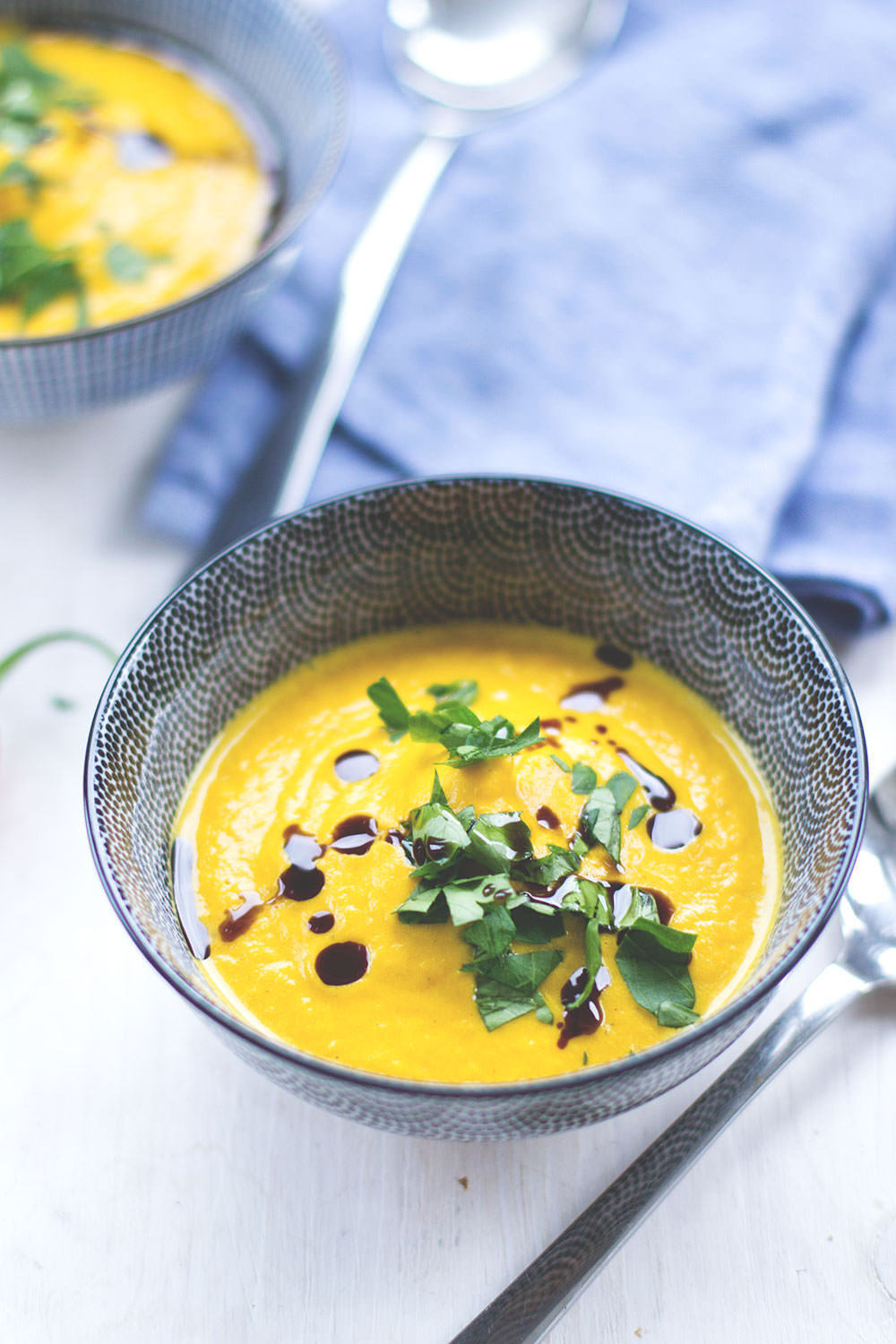 Rezept für cremige Kürbissuppe mit ofengeröstetem Kürbis und Apfel | moeyskitchen.com