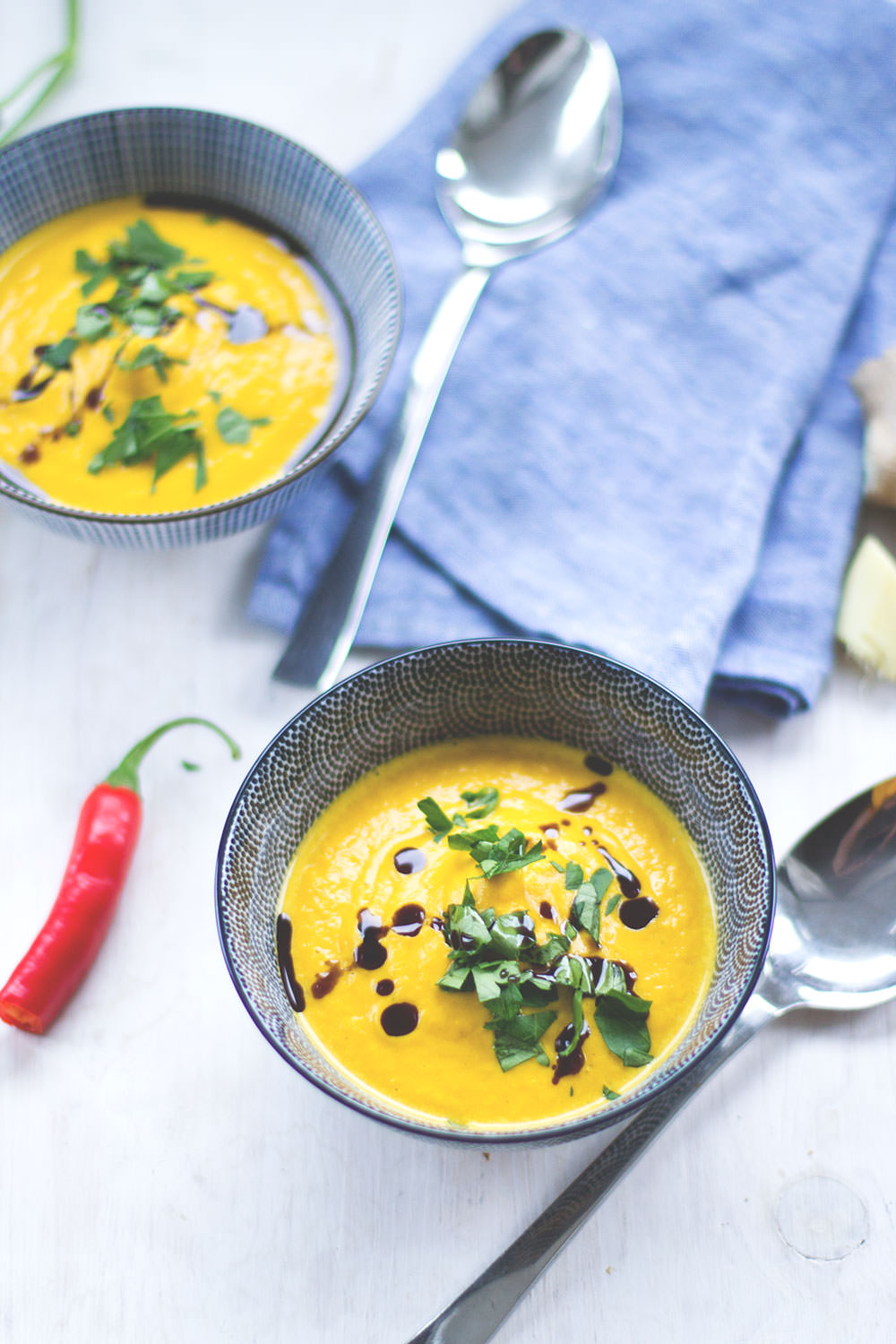 Rezept für cremige Kürbissuppe mit ofengeröstetem Kürbis und Apfel | moeyskitchen.com