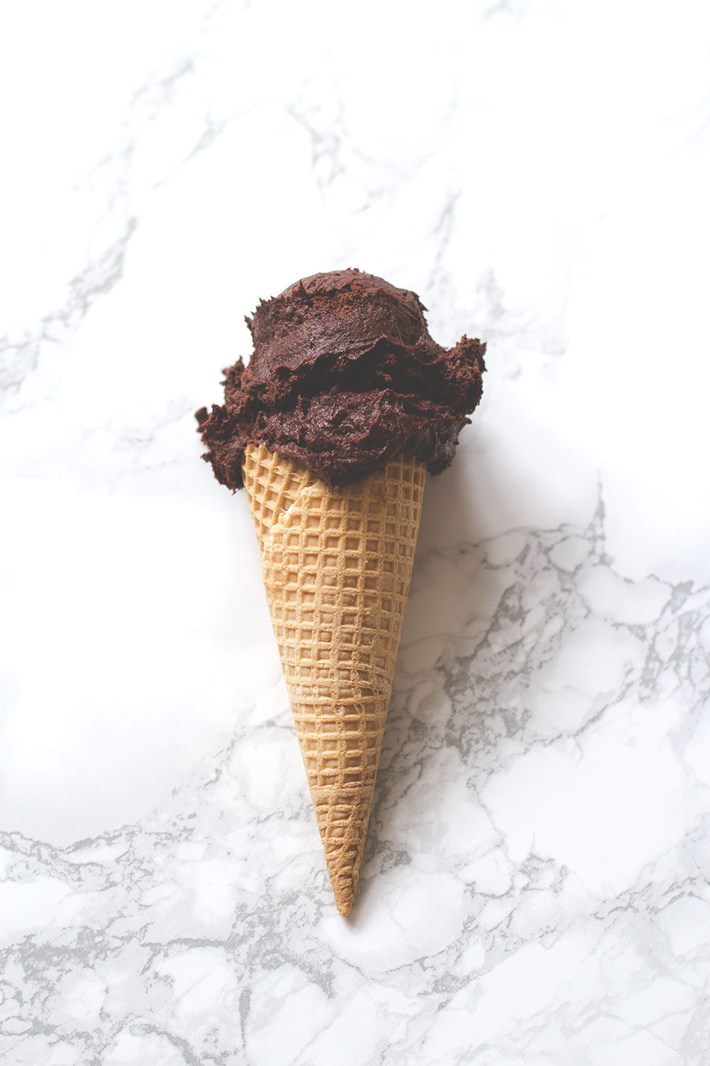 Mein neues Buch "Cookie Dough: Roher Keksteig zum Vernaschen" und Rezept für Chocolate Chip Cookie Dough | moeyskitchen.com