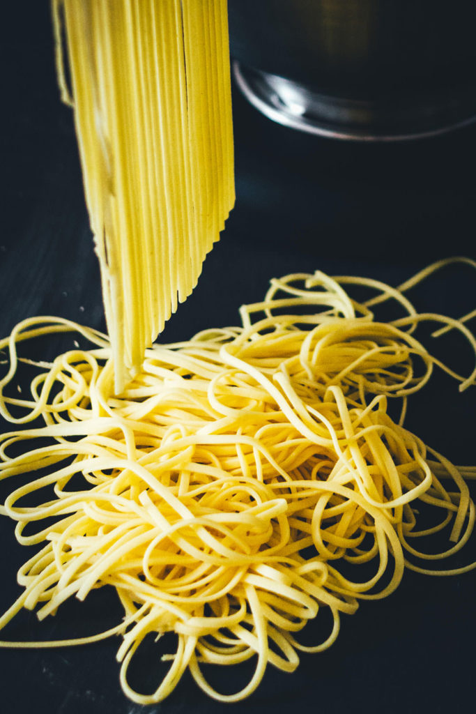 Frische Spaghetti, Eiernudeln, kann man mit den Aufsätzen der Nudelmaschine oder Küchenmaschine ganz einfach selber herstellen! | moeyskitchen.com