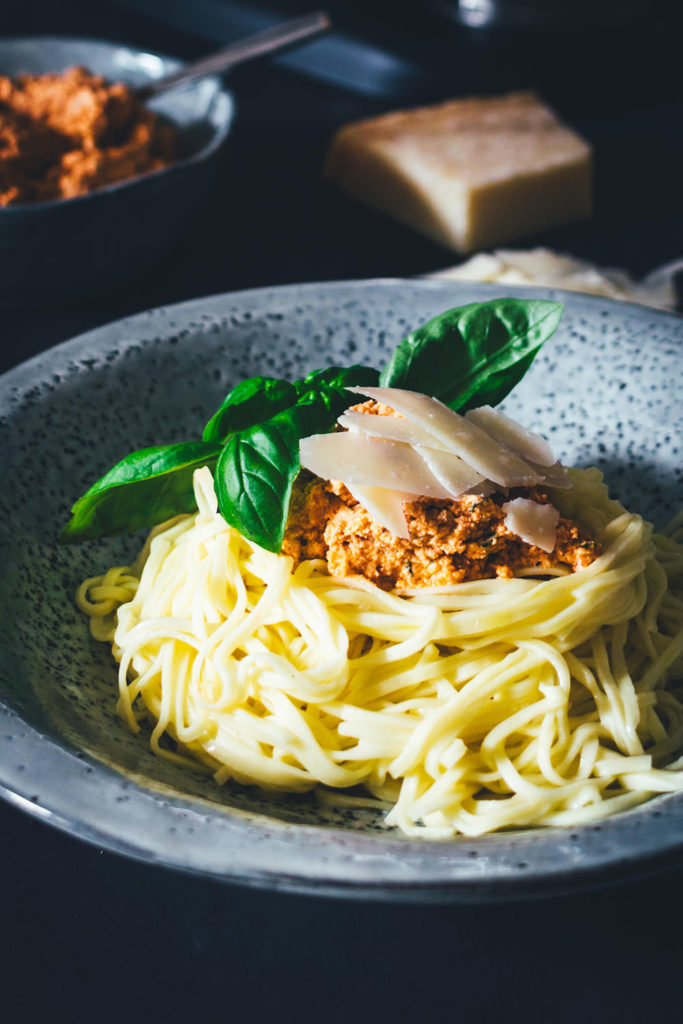 Selbst gemachte frische Spaghetti mit einem Rezept für cremiges Ricotta-Tomaten-Pesto. Aus wenigen und einfachen Zutaten hergestellt und so lecker! Eiernudeln aus Hartweizengrieß oder Mehl, dazu ein Pesto aus getrockneten Tomaten. Hier gibt es die Rezepte! | moeyskitchen.com