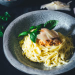 Selbst gemachte frische Spaghetti mit einem Rezept für cremiges Ricotta-Tomaten-Pesto. Aus wenigen und einfachen Zutaten hergestellt und so lecker! Eiernudeln aus Hartweizengrieß oder Mehl, dazu ein Pesto aus getrockneten Tomaten. Hier gibt es die Rezepte! | moeyskitchen.com