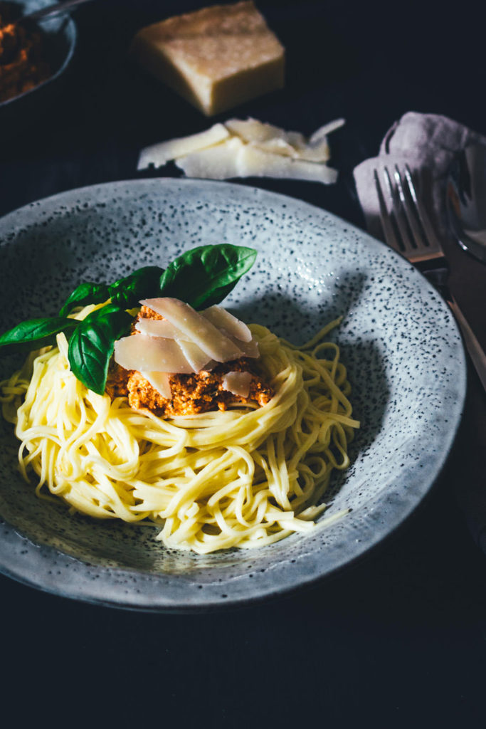 Selbst gemachte frische Spaghetti mit einem Rezept für cremiges Ricotta-Tomaten-Pesto. Aus wenigen und einfachen Zutaten hergestellt und so lecker! Eiernudeln aus Hartweizengrieß oder Mehl, dazu ein Pesto aus getrockneten Tomaten. Hier gibt es die Rezepte! | moeyskitchen.com