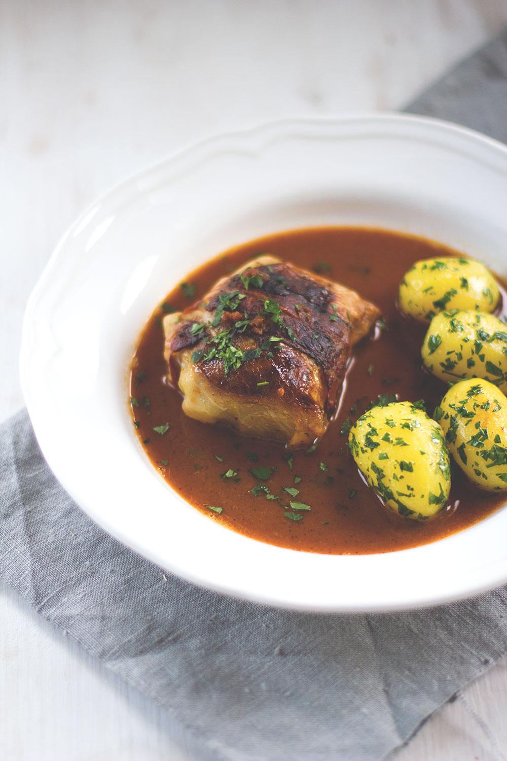 Meine 10 liebsten Rezepte im Blog - Klassische Kohlrouladen mit Fleischfüllung und Petersilienkartoffeln von moeyskitchen.com