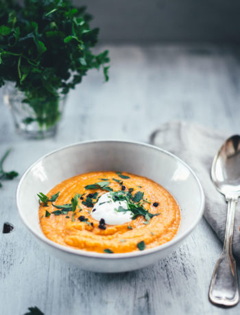Rezept für eine würzige Rote-Linsen-Suppe mit Cayenne-Pfeffer und geräuchertem Paprikapulver. Rote Linsen und weiße Bohnen sättigen wunderbar, Möhren und Zwiebel geben der Suppe Substanz. Fein püriert und serviert mit einem Klecks Schmand und gehackter Petersilie ist es eine fantastische vegetarische Suppe für kalte Tage nicht nur im Winter! | moeyskitchen.com