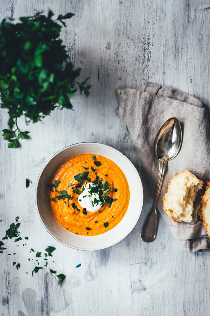 Rezept für eine würzige Rote-Linsen-Suppe mit Cayenne-Pfeffer und geräuchertem Paprikapulver. Rote Linsen und weiße Bohnen sättigen wunderbar, Möhren und Zwiebel geben der Suppe Substanz. Fein püriert und serviert mit einem Klecks Schmand und gehackter Petersilie ist es eine fantastische vegetarische Suppe für kalte Tage nicht nur im Winter! | moeyskitchen.com