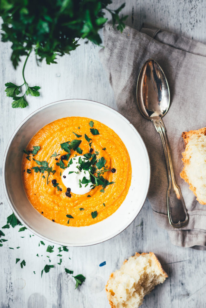 Rezept für eine würzige Rote-Linsen-Suppe mit Cayenne-Pfeffer und geräuchertem Paprikapulver. Rote Linsen und weiße Bohnen sättigen wunderbar, Möhren und Zwiebel geben der Suppe Substanz. Fein püriert und serviert mit einem Klecks Schmand und gehackter Petersilie ist es eine fantastische vegetarische Suppe für kalte Tage nicht nur im Winter! | moeyskitchen.com