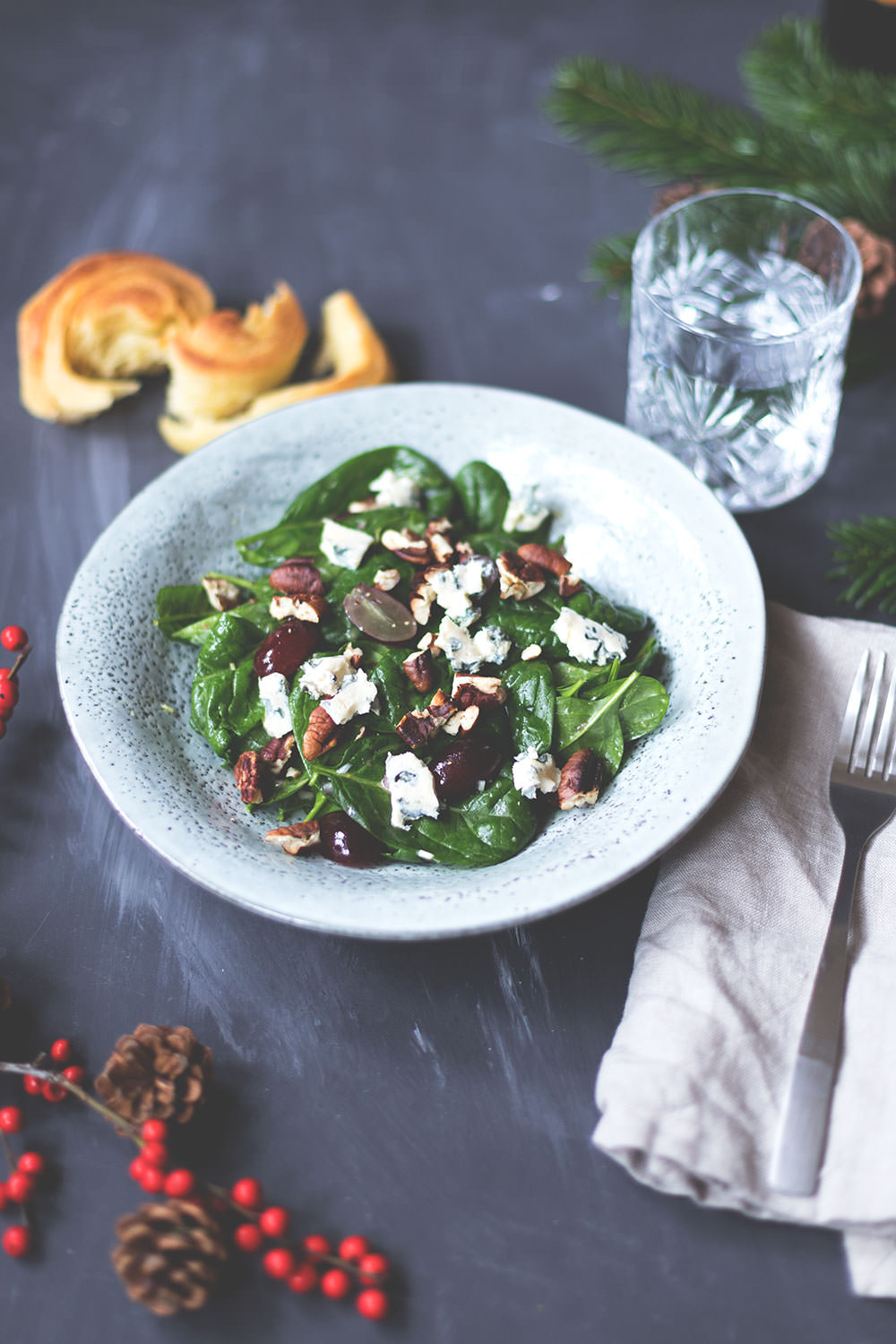 Rezept für Babyspinat-Salat mit roten Trauben, Blauschimmelkäse und Pekannüssen | moeyskitchen.com