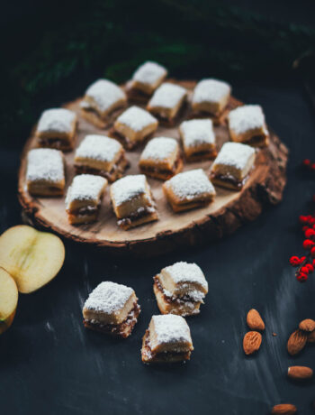 Geniale Rezeptidee für die Weihnachtsbäckerei: Einfaches Stollen-Konfekt mit saftiger Bratapfel-Füllung. Mein Bratapfel-Stollen-Konfekt ist kinderleicht im Thermomix zuzubereiten und der Star auf dem Weihnachtsplätzchen-Teller! | moeyskitchen.com