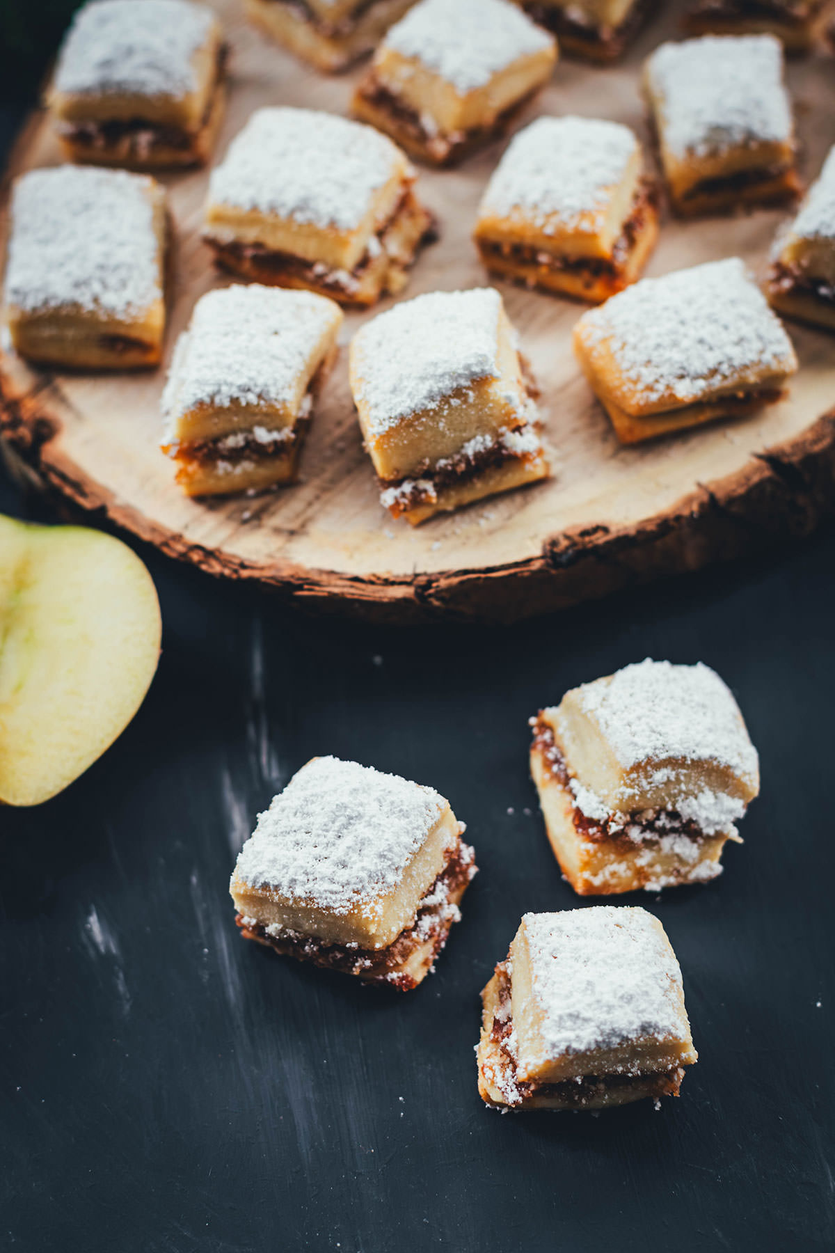 Geniale Rezeptidee für die Weihnachtsbäckerei: Einfaches Stollen-Konfekt mit saftiger Bratapfel-Füllung. Mein Bratapfel-Stollen-Konfekt ist kinderleicht im Thermomix zuzubereiten und der Star auf dem Weihnachtsplätzchen-Teller! | moeyskitchen.com