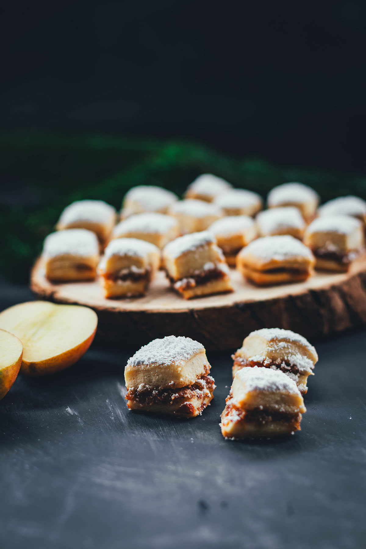 Geniale Rezeptidee für die Weihnachtsbäckerei: Einfaches Stollen-Konfekt mit saftiger Bratapfel-Füllung. Mein Bratapfel-Stollen-Konfekt ist kinderleicht im Thermomix zuzubereiten und der Star auf dem Weihnachtsplätzchen-Teller! | moeyskitchen.com